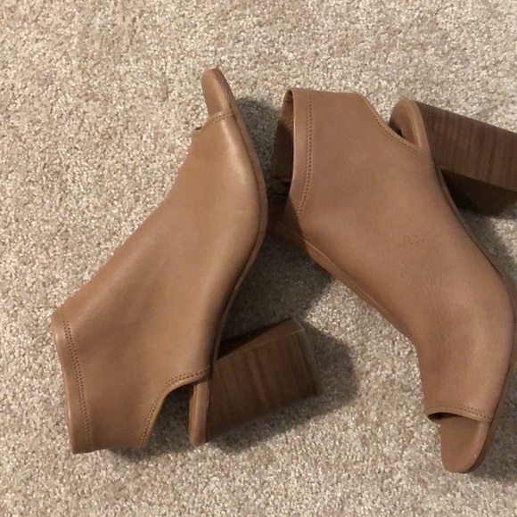 Steve by Steve Madden Seigi Leather Block Heel - Picture 5 of 6